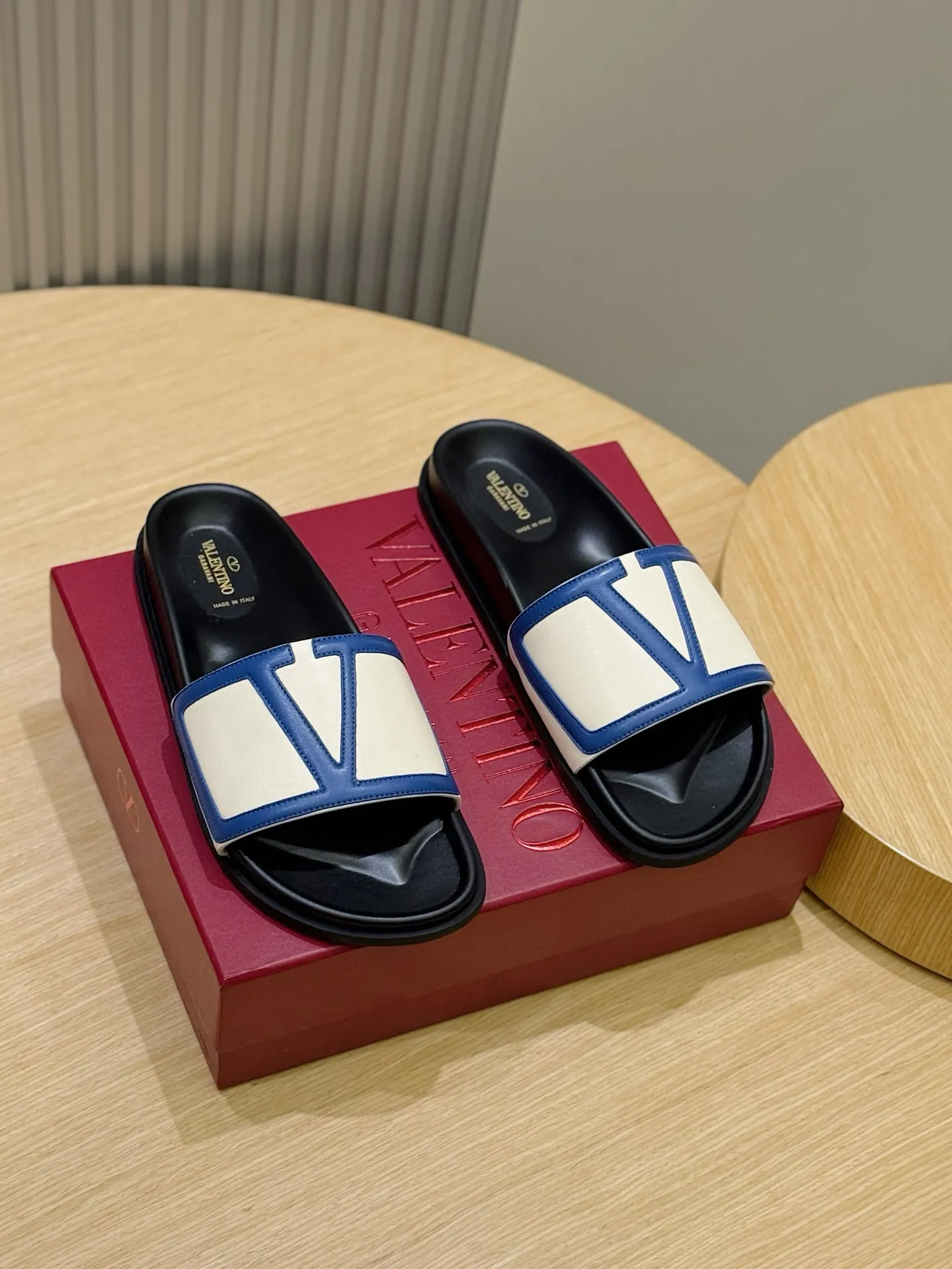[VALENTINO] Top P: 540💰 Size: 39-44 (customized at 38.45) 🆕2025VLT — Valentino’s latest summer men’s slippers. The use of imported cowhide elements on slippers has been sublimated! It is worthy of recognition both visually and in terms of quality. Excellent quality, comfortable and durable! The embellishment of the perforated V hardware on the toe adds a sense of fashion! Cowhide feet